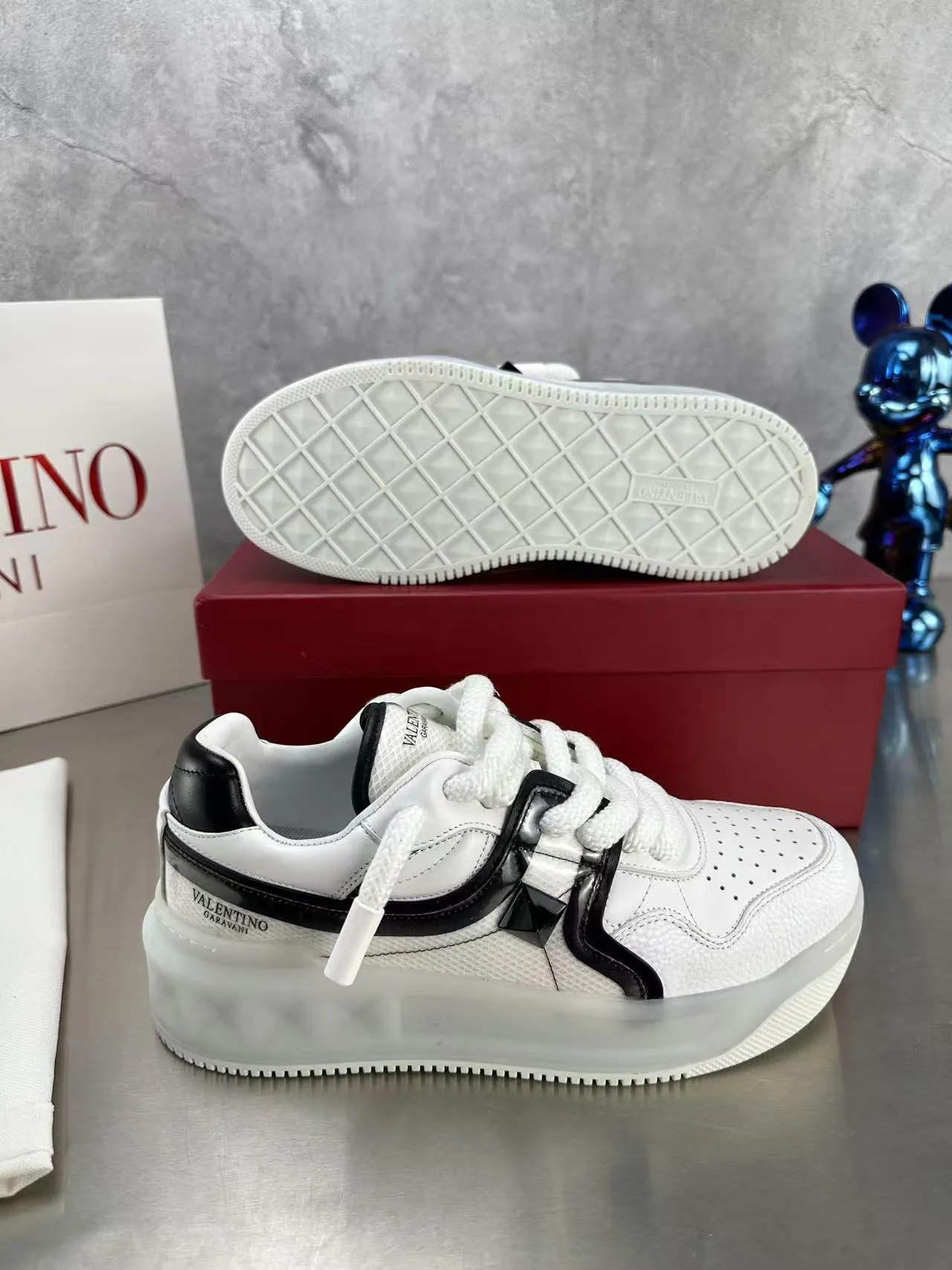 👟👟Ex-factory price 640👟👟 🔺Valentino🔺Valentino new casual shoes 2023 latest model hot style for catwalk couples, thick shoelaces, the same style as Elsa Hosk, Zhang Yixing, Guan Xiaotong and many other stars 🔥 Top version + lasting process, full oil edge on the upper. Fabric: Customized cowhide + cowhide lining with breathable mesh. Outsole: original molded TPU thickened outsole. Size for women is 35-40. Men’s size is 39-45.